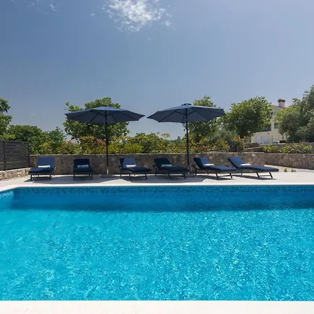 Magdalena Mit Privatem Pool By Interhome Nyaraló Porat