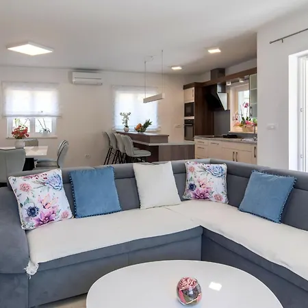 Magdalena Mit Privatem Pool By Interhome Nyaraló